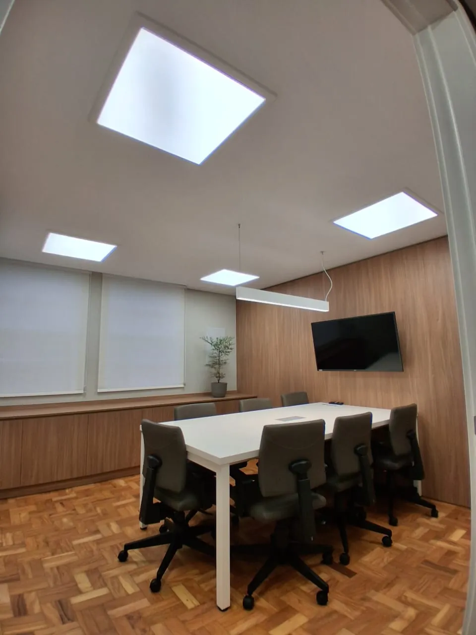 Sala de reuniões corporativa entregue pela Momento